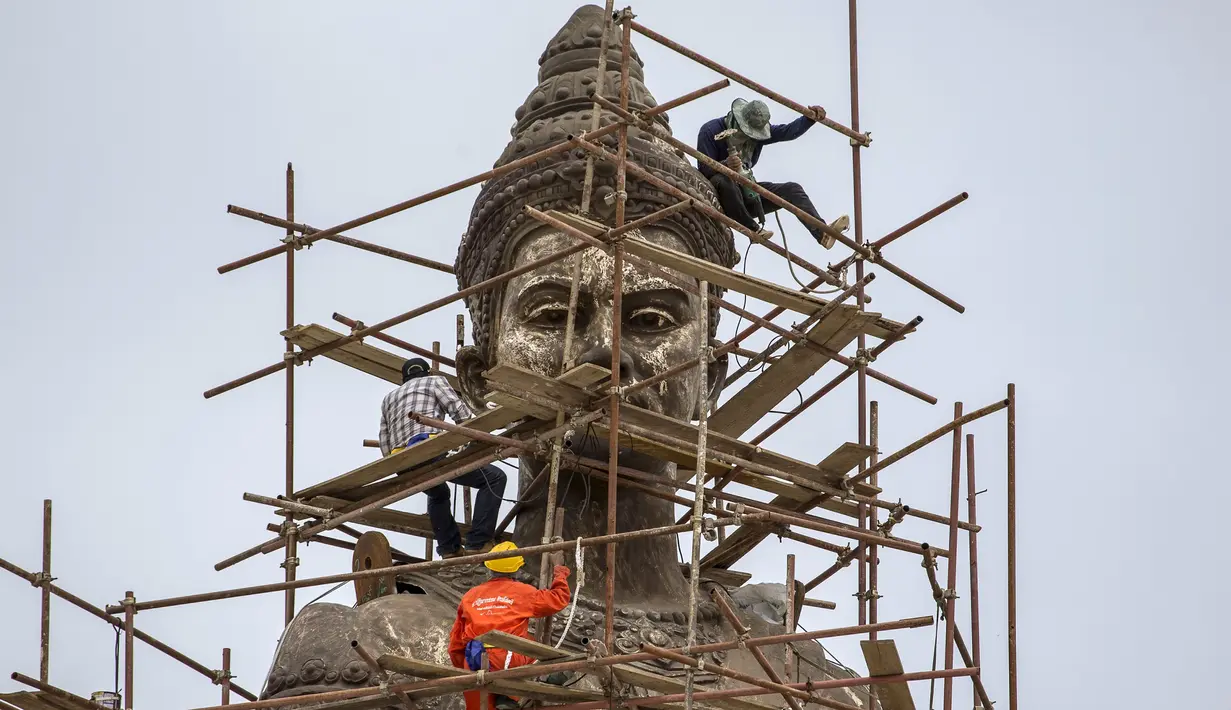 Sejumlah pekerja saat pemasangan patung perunggu raksasa mantan Raja Ram Khamhaeng di Taman Ratchapakdi, Hua Hin, Thailand, Rabu  (5/8/2015).  Taman ini dibangun tentara Thailand untuk menghormati raja Thailand masa lalu. (REUTERS/Athit Perawongmetha)
