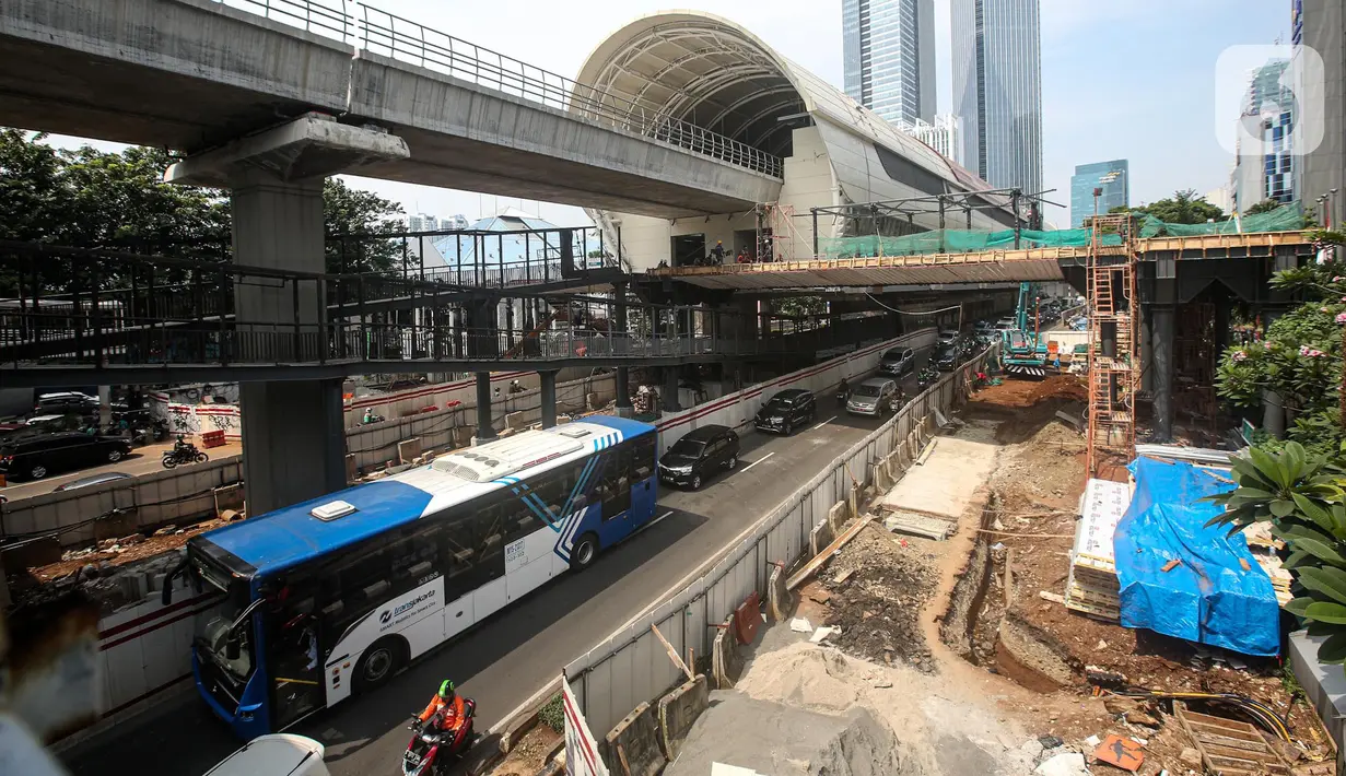 Suasana pembangunan JPO Stasiun LRT Rasuna Said di Jakarta, Senin (11/7/2022). Jadwal uji coba LRT Jabodebek batal dilakukan pada 17 Agustus 2022 dan direncakanan digelar pada Desember 2022 karena adanya kendala dalam skema pembiayaan pembangunan LRT Jabodebek. (Liputan6.com/Faizal Fanani)