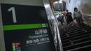 Yamanote Line merupakan jalur kereta tersibuk, terpenting, dan paling terkenal di Tokyo. Foto yang diambil pada tanggal 12 Juni 2024 ini menunjukkan orang-orang yang berjalan menuruni tangga setelah tiba di stasiun Yoyogi, salah satu dari 30 stasiun di sepanjang Jalur JR Yamanote di Tokyo. (Richard A. Brooks/AFP)