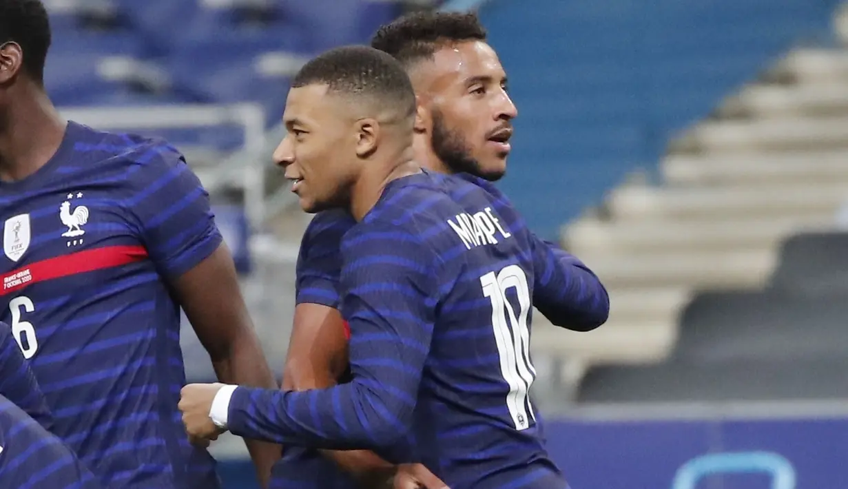 Gelandang Prancis, Corentin Tolisso (kanan) berselebrasi dengan Kylian Mbappe usai mencetak gol ke gawang Ukraina pada laga persahabatan Stade deFrance di Saint Denis, utara Paris, Rabu (7/10/2020). Prancis menang besar 7-1 atas Ukraina. (AP Photo/Francois Mori)