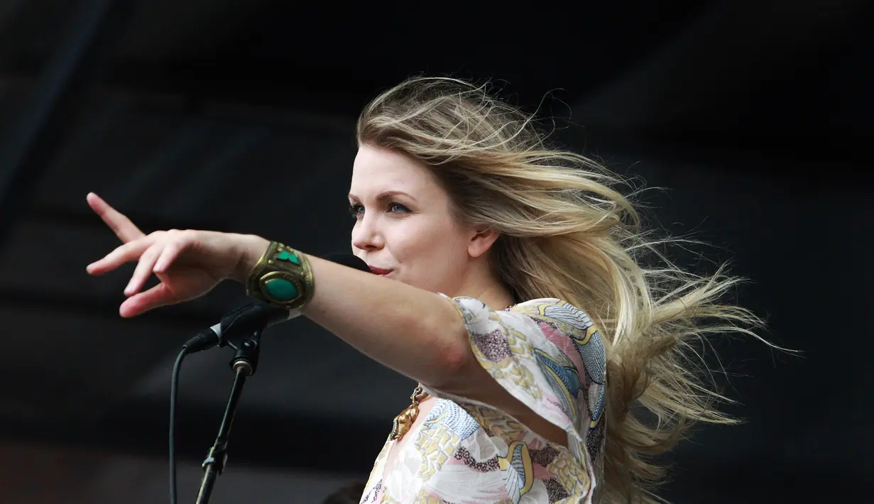 Kristin Diable dan The City saat tampil di panggung New Orleans Jazz and Heritage Festival di Fair Grounds di New Orleans, AS (25/4). (Ted Jackson / NOLA.com Times-Picayune via AP)