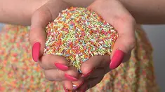Seorang pakar kecantikan Sarah Bryan menggunakan meises untuk membuat hal yang lebih kreatif.Wanita berusia 26 tahun ini, menggunakan 700 ribu butir cokelat warna-warni untuk membuat sebuah gaun yang terdiri dari atasan dan bawahan
