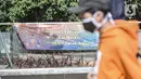 Pejalan kaki saat melintas di depan spanduk imbauan 3M di kawasan Sudirman, Jakarta, Selasa (1/9/2020). Gubernur DKI Jakarta Anies Baswedan mengeluarkan Kepgub Nomor 879 Tahun 2020 yang berisi aturan perpanjangan PSBB Transisi secara otomatis dengan syarat tertentu. (merdeka.com/Iqbal S. Nugroho)
