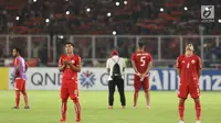 Pemain Persija melakukan penghormatan suporter usai laga melawan Song Lam Nghe An pada laga grup H Piala AFC di Stadion GBK Jakarta, Rabu (14/3). Persija unggul 1-0 atas Song Lam Nghe An. (Liputan6.com/Helmi Fithriansyah)
