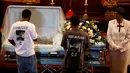 Dua orang teman melihat jenazah Carnell Snell Jr yang ditembak mati oleh Polisi Los Angeles, di Los Angeles, California, AS, Sabtu (8/10) Polisi mengatakan terpaksa menembak karena Snell hendak menyerang mereka dengan senpi.  (REUTERS / Jonathan Alcorn)
