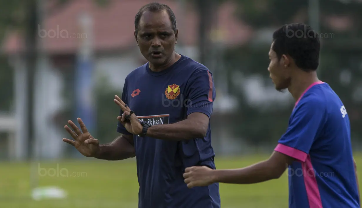 Pelatih Selangor FA, Pachaiappan Maniam, memberi instruksi kepada Evan Dimas saat latihan di Lapangan SUK, Selangor, Sabtu (3/2/2018). Selangor FA bersiap jelang laga perdana Liga Super Malaysia melawan Kuala Lumpur FA. (Bola.com/Vitalis Yogi Trisna)