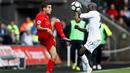 Pemain Liverpool, Philippe Coutinho (kiri), berebut bola dengan pemain Swansea City, Modou Barrow, dalam laga Premier League, di Liberty Stadium, Sabtu (1/10/2016). (Reuters/Stefan Wermuth)