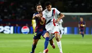 Eric Garcia berduel memperebutkan bola dengan Senny Mayulu dalam laga pembuka Liga Champions antara Barcelona dan PSG di Lluis Companys Olympic Stadium, 1 Oktober 2025. (AP Photo/Joan Monfort)