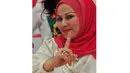 Penyanyi dangdut Camelia Malik memberikan salam satu jari saat deklarasi. (Liputan6.com/Johan Tallo)
