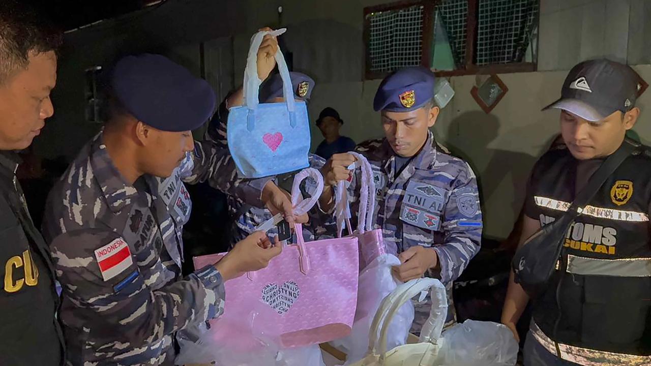 FOTO: NI AL dan Bea Cukai Amankan Barang Bermerek Ilegal di Perairan Nunukan