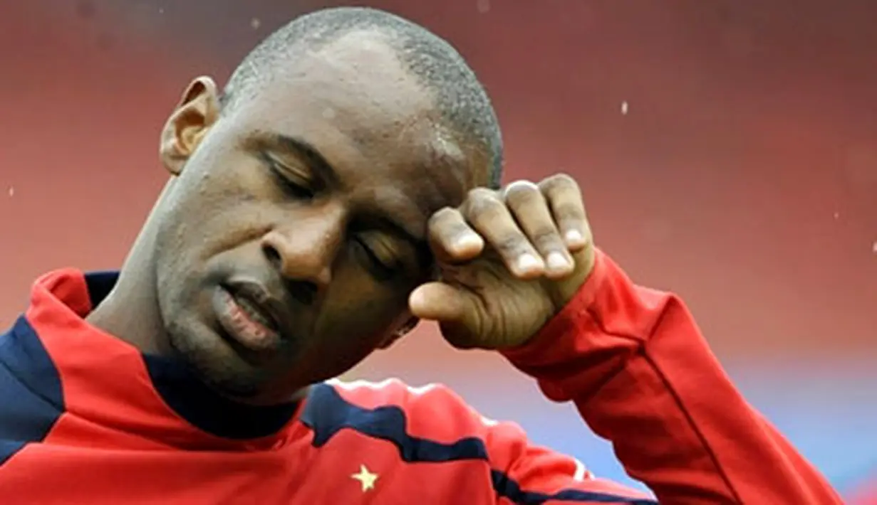 French captain Patrick Vieira gestures during a team training on June 8, 2008 at the Letzigrund Stadium in Zurich on the eve of their first Euro 2008 championship football match against Romania. AFP PHOTO / FRANCK FIFE