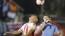 Gelandang Uruguay, Nahitan Nandez, berebut bola dengan bek Paraguay, Junior Alonso, pada laga kualifikasi piala dunia 2018 di Stadion Defensores del Chaco, Rabu (6/9/2017). Uruguay menang 2-1 atas Paraguay. (AP/Jorge Saenz)