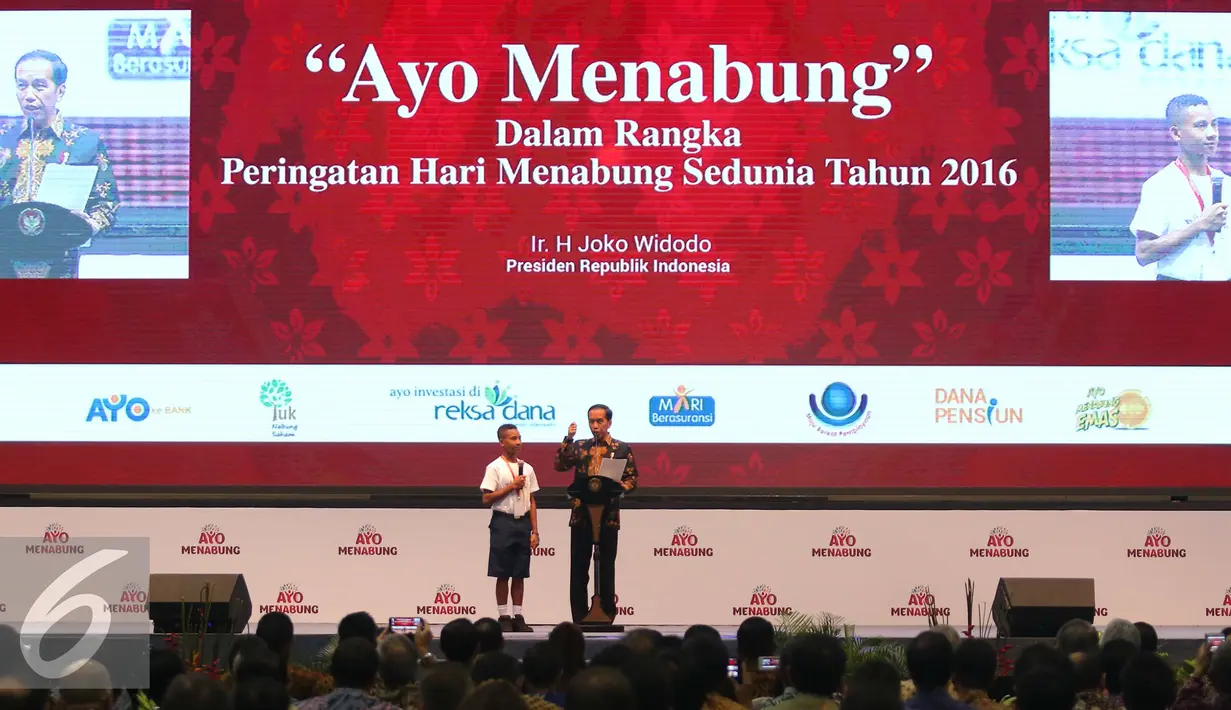 Presiden Jokowi bersama seorang anak saat acara  "Ayo Menabung" di JCC, Jakarta, Senin (31/10). Jokowi menghimbau masyarakat untuk rajin menabung. (Liputan6.com/Angga Yuniar)