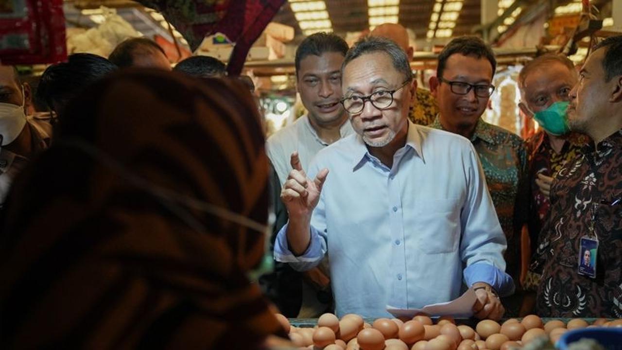 Menteri Perdagangan (Mendag) Zulkifli Hasan berkunjung ke Pasar Koja Baru, Jakarta Utara pada, Jumat (17/6/2022). (Dok Kemendag)