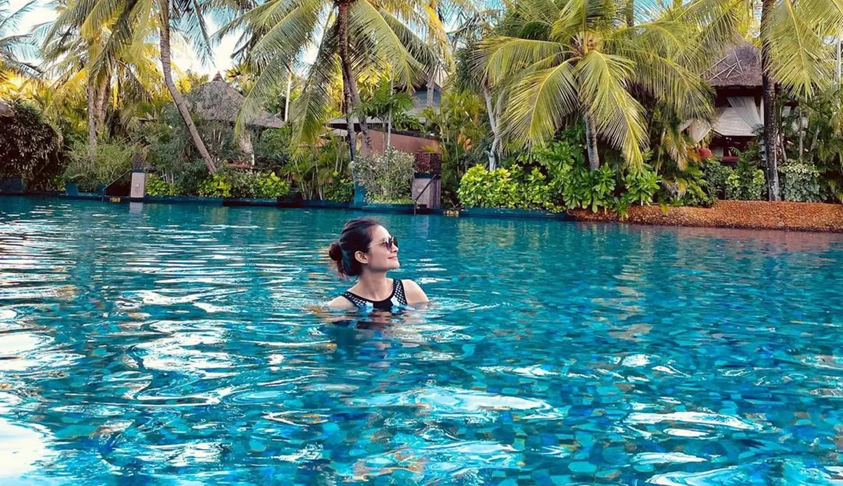 Perempuan berumur 45 tahun ini semakin awet muda saja penampilannya. Salah satu rahasia awet muda yakni selalu istirahat yang cukup dan tidak stres. Salah satu upaya Cut Tari yakni dengan bersantai lepas penat berenang. (Liputan6.com/IG/cuttaryofficial)