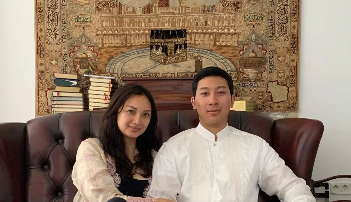 Di foto ini, Tata Cahyani bak kakak dari Darma Mangkuluhur. Keduanya kompak mengenakan baju Lebaran. [Foto: Instagram/tatacahyani]