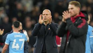 Dengan 17 gol yang telah bersarang di gawang mereka, Skuad asuhan Arne Slot menjadi juara bertahan pertama yang kebobolan sebanyak itu setelah 11 laga Liga Inggris sejak musim 2020/2021. (AP Photo/Jon Super)