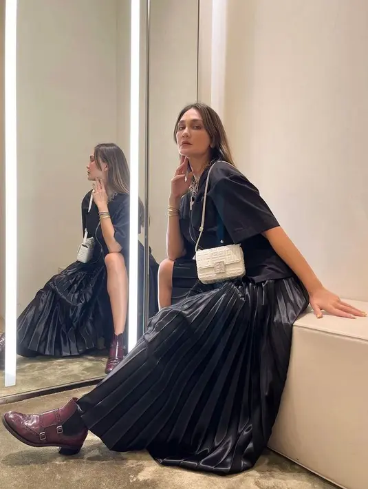 Tampil glamor dengan padu padan zipper top, leather pleated skirt dan sepatu boots seperti Luna Maya (Instagram/lunamaya).
