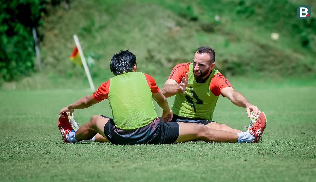 Tak jarang pemain seperti Sergio Silva memberikan arahan kepada pemain yang lebih muda seperti Figo Ramdani, Achmad Galih dan lainnya. (Bola.com/Iwan Setiawan)