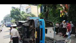 Bus Kopami dalam posisi terguling  di badan jalan, sedangkan busway masih di lokasi kejadian. Petugas pun sudah berdatangangan mengamankan lokasi, Jakarta, Rabu (30/7/2014) (Liputan6.com/Faizal Fanani)
