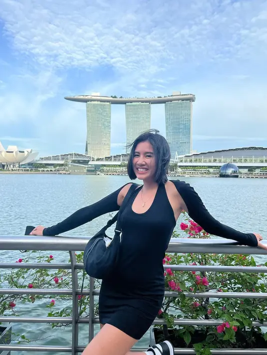 Gayanya disempurnakan dengan tas bahu dan sneakers warna senada.  (Instagram/shenacinnamon).