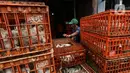Pekerja menyiapkan ayam potong yang dipesan pembeli di tempat pemotongan saat pandemi COVID-19 di kawasan Kebayoran Lama, Jakarta, Jumat (29/1/2021). Saat ini harga ayam ras di tingkat konsumen berkisar Rp 27.000 per kilogram. (Liputan6.com/Johan Tallo)