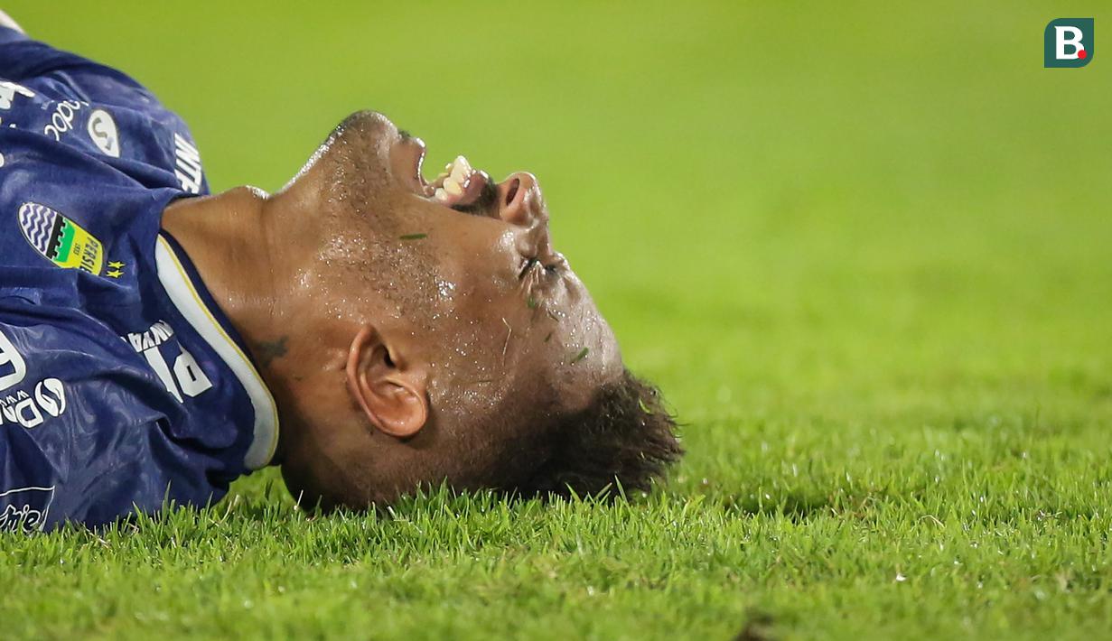 Ekspresi kesakitan pemain Persib Bandung, Wander Luiz saat melawan Persija Jakarta dalam laga pekan ke-12 BRI Liga 1 2021/2022 di Stadion Manahan, Solo, Sabtu (20/11/2021). (Bola.com/Bagaskara Lazuardi)