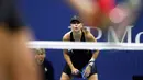 Petenis Rusia, Maria Sharapova saat bertanding melawan Carla Suarez Navarro dari Spanyol di 16 besar AS Terbuka 2018 di USTA Billie Jean King National Tennis Center, New York, (3/9). Sharapova kalah dua set langsung 6-4, 6-3. (AP Photo/Adam Hunger)