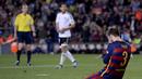 Bek Barcelona, Gerard Pique, tertunduk penuh kecewa usai takluk dari Valencia pada laga La Liga Spanyol di Stadion Camp Nou, Barcelona, Minggu (18/4/2016). Sebelumnya kekalahan ini, Barca juga sudah tersingkir dari Liga Champions. (AFP/Josep Lago)