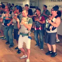 Siapa bilang pria atau para ayah tak bisa menari? Coba lihat aksi lucu para ayah yang mengajak bayinya menari dalam video ini. (Foto: Gigwise)