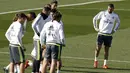Penyerang Real Madrid Karim Benzema (kanan) saat sesi latihan jelang El Clasico melawan Barcelona, di Valdebeba, Spanyol, Jumat (20/11/2015). (REUTERS/Paul Hanna)