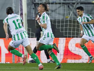 Pemain Real Betis, Antony, melakukan selebrasi setelah mencetak gol ke gawang Fiorentina dalam duel leg kedua semifinal Conference League 2024/2025 di Stadio Artemio Franchi, Jumat (09/05/2025) dini hari WIB. (Marco Bucco/LaPresse via AP)