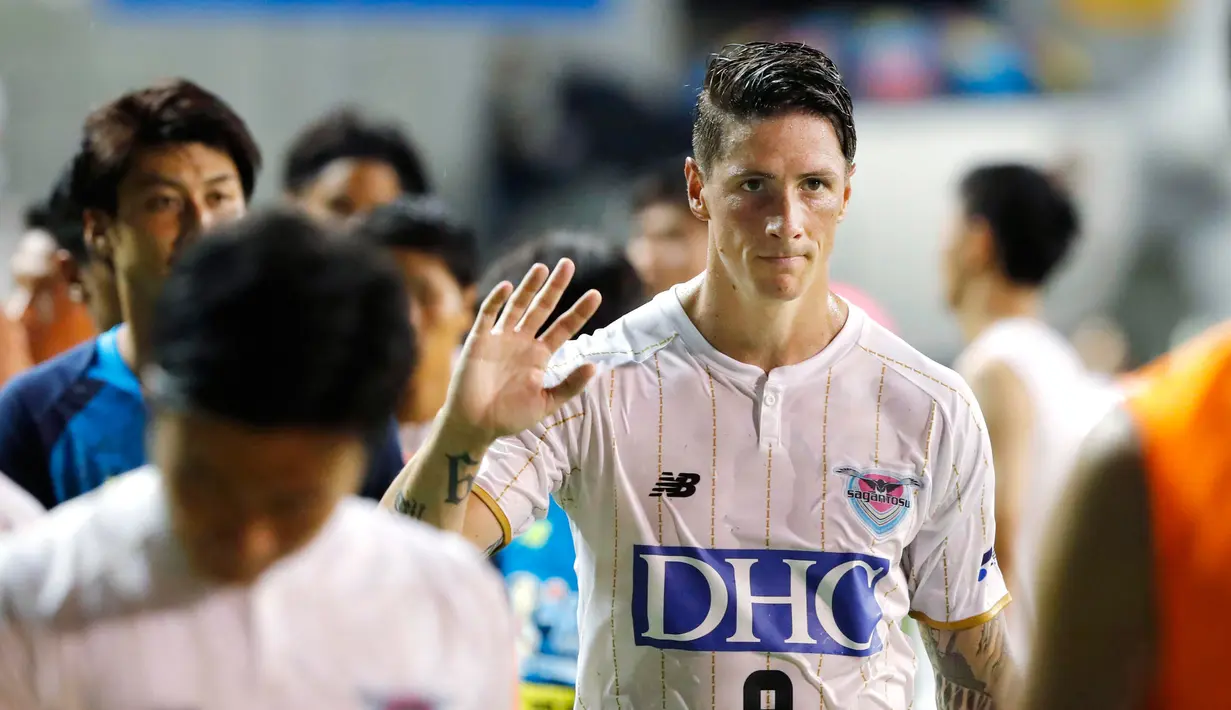 Penyerang Sagan Tosum Fernando Torres melambaikan tangan usai pertandingan melawan Vegalta Sendai di J-League di Tosu, prefektur Saga, Jepang barat, (22/7). Sagan Tosum menyerah 1-0 oleh  Vegalta Sendai. (Takuto Kaneko/Kyodo News via AP)