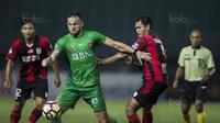 Striker Bhayangkara FC, Ilija Spasojevic, berusaha melewati bek Persipura, Ricardo Salampessy, pada laga Liga 1 Indonesia di Stadion Patriot, Bekasi, Sabtu (9/9/2017). (Bola.com/Vitalis Yogi Trisna)