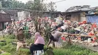 Warga Keluhkan Bau dan Jalan Becek Imbas Tumpukan Sampah Menggunung di TPS Rawadas Jaktim