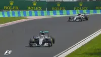 Dua pebalap Mercedes, Lewis Hamilton (kiri) dan Nico Rosberg, berada di posisi terdepan dalam balapan F1 GP Hungaria di Sirkuit Hungaroring, Budapest, Minggu (24/7/2016). (Bola.com/Twitter/F1)