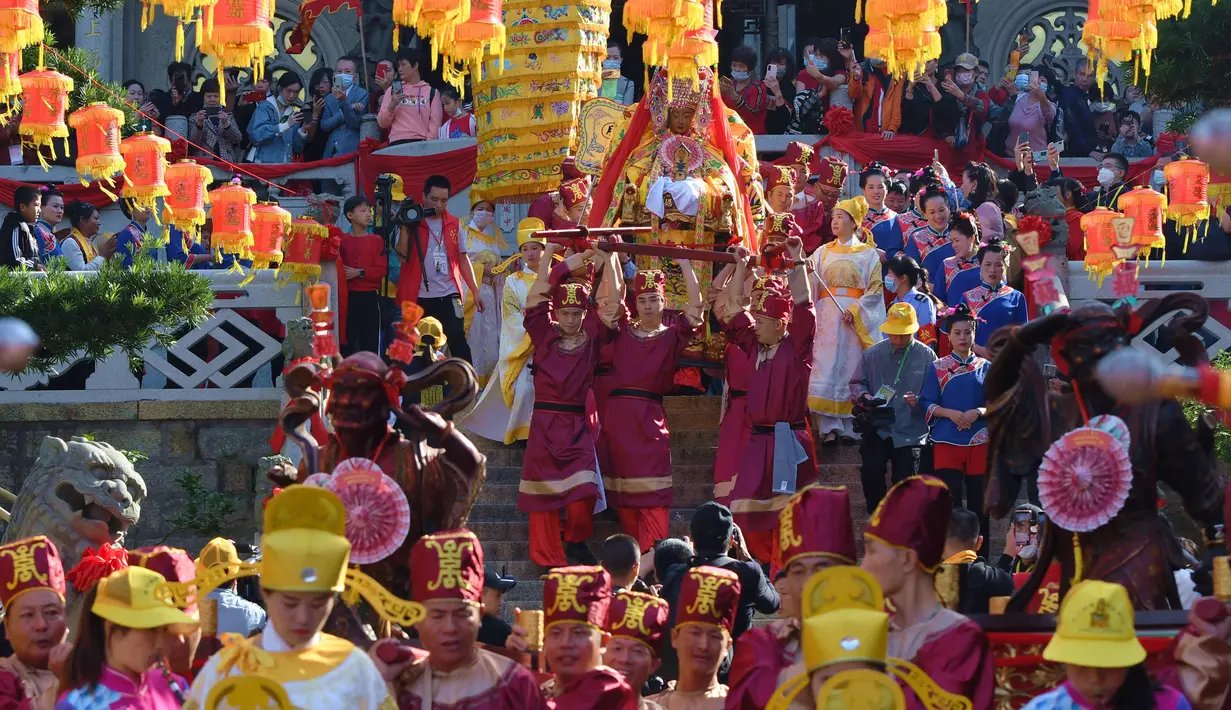 Patung dewi laut China Mazu diangkat untuk parade keliling Pulau Meizhou di Kota Putian, Provinsi Fujian, China, 25 Oktober 2020. Pada 2009 lalu, kepercayaan dan adat istiadat Mazu dimasukkan dalam Daftar Warisan Budaya Takbenda kategori Kemanusiaan UNESCO. (Xinhua/Wei Peiquan)