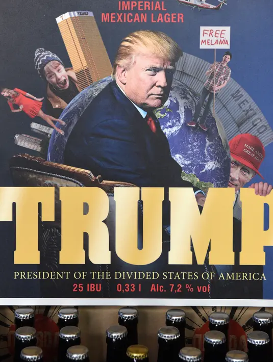 Perusahaan bir Pravada di Lviv, Ukraina, menciptakan bir khusus Donald Trump, 20 Mei 2017. Labelnya bergambar tembok pembatas Meksiko Amerika dan orang membawa poster Free Melania serta pemain Home Alone, Kevin McCallister. (Yuri DYACHYSHYN/AFP)
