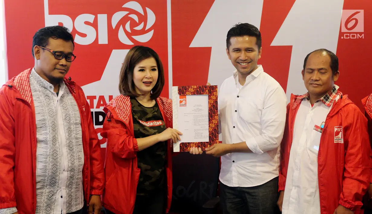 Ketua Umum PSI Grace Natalie (dua kiri) foto bersama cawagub Jawa Timur Emil Dardak dalam deklarasi dukungan PSI atas pasangan Khofifah Indar Parawansa-Emil Dardak di Kantor DPP PSI, Jakarta Pusat, Rabu (2/5). (Liputan6.com/Johan Tallo)