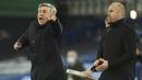 Pelatih Everton, Carlo Ancelotti, memberikan arahan kepada anak asuhnya saat melawan Burnley pada laga Liga Inggris di Stadion Goodison Park, Sabtu (13/3/2021). Burnley menang dengan skor 2-1. (Peter Powell/Pool via AP)