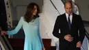 Pangeran William dan Kate Middleton tiba di Pangkalan Udara Nur Khan, Islamabad, Senin (14/10/2019). The Duke and Duchess of Cambrige tersebut melakukan kunjungan resmi pertama mereka ke Pakistan untuk menghormati hubungan bersejarah antara kedua negara. (AP Photo/B.K. Bangash)