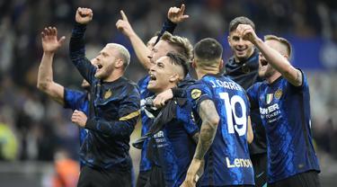 Para pemain Inter Milan melakukan selebrasi usai melawan AC Milan pada leg kedua semifinal Coppa Italia di Stadion San Siro, Milan, Italia, 19 April 2022. Inter Milan menang 3-0. (AP Photo/Luca Bruno)