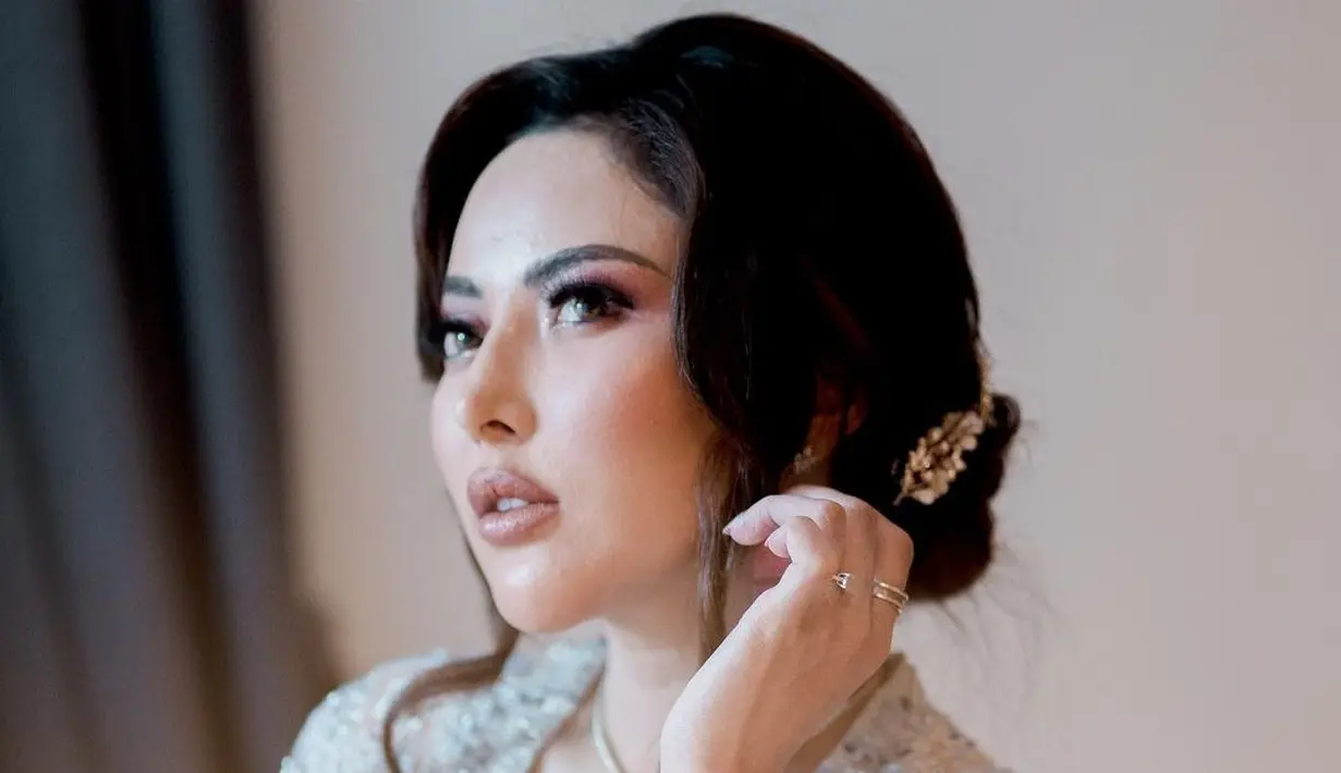 Ayu Aulia terliat menawan saat mengenakan kebaya dengan rambut konde. Nuansa khas Jawa kental mendominasi penampilan wanita 29 tahun itu. (Liputan6.com/IG/@ayuaulia5252).