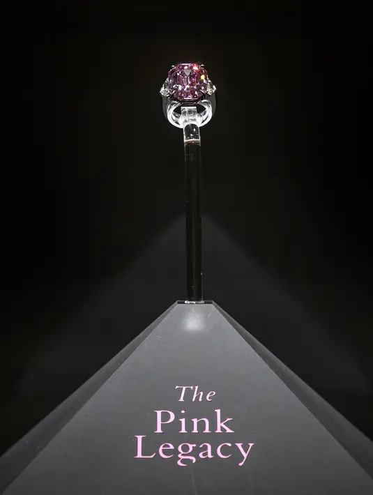 Berlian merah muda "The Pink Legacy" ditampilkan menjelang penjualan oleh rumah lelang Christie di Jenewa pada 8 November 2018. Diperkirakan berlian ini dapat memecahkan rekor dengan kisaran harga $30-$50 juta (Rp447-745 miliar). (Fabrice COFFRINI/AFP)