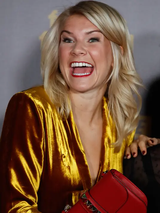 Bintang Lyon, Ada Hegerberg menghadiri malam penganugerahan Ballon d'Or 2018 di Paris, Senin (3/12). Pada edisi tahun ini majalah France Football memperkenalkan penghargaan baru, yakni trofi pemain terbaik Ballon d'Or untuk perempuan. (AP/Christophe Ena)