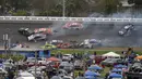 Sejumlah mobil saling bertabrakan pada lap ke-14 balapan NASCAR Daytona 500 di Daytona International Speedway, Pantai Daytona, Florida, Amerika Serikat, Minggu (14/2/2021). Sebanyak 16 mobil bertumpuk dalam kecelakaan tersebut. (AP Photo/Chris O'Meara)
