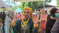 Gaya glamor Suarnati Daeng Kanang, jemaah haji Makassar yang baru pulang dari Mekkah (Liputan6.com/Fauzan)