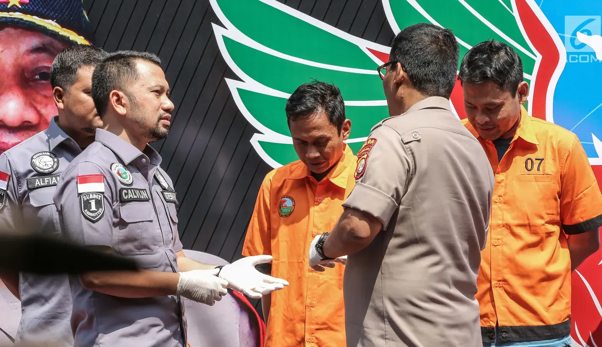 Dua tersangka E dan HM alias TB pemasok narkoba kepada komedian Tri Retno Prayudati alias Nunung dihadirkan saat rilis di Ditresnarkoba Polda Metro Jaya, Jakarta, Kamis (25/7/2019). Tersangka E ditangkap pada Minggu (21/7/2019). (Liputan6.com/Faizal Fanani)