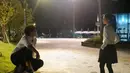 Foto diambil saat keduanya sedang syuting di malam hari. Lee Jung Ha tampak duduk santai mendengar Yoon Jung bercerita. (Foto: Instagram/ goyounjung)