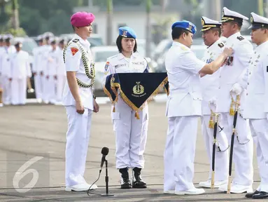 Kasal Laksamana TNI Ade Supandi memberikan tanda jasa seusai upacara HUT Polisi Militer TNI Angkatan Laut (Pomal) yang ke-70 di Mako Puspomal, Jakarta, Jumat (19/2).  HUT Pomal setiap tahunnya diperingati pada 20 Februari. (Liputan6.com/Faizal Fanani)